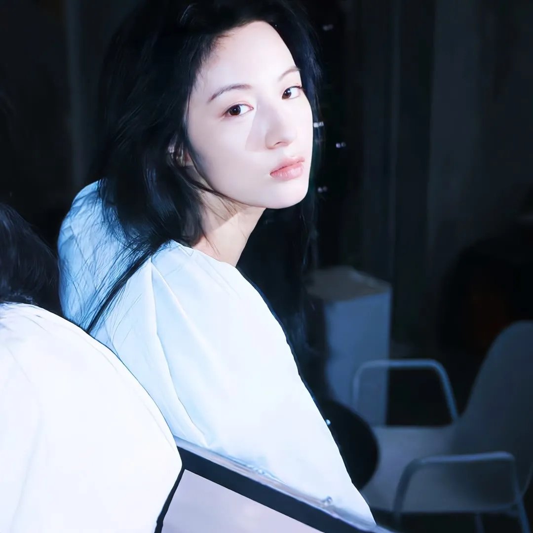在他的阴影下